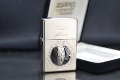Zippo 2000 mạ bạc ốp emblem trái đất C109