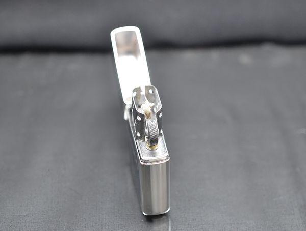 Zippo 1999 logo sơn mạ bạc C114