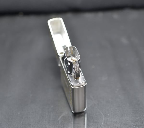 Zippo hoa văn mạ vàng giới hạn C185