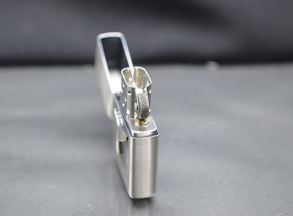 Zippo 2001 Emblem đuôi cá heo C130