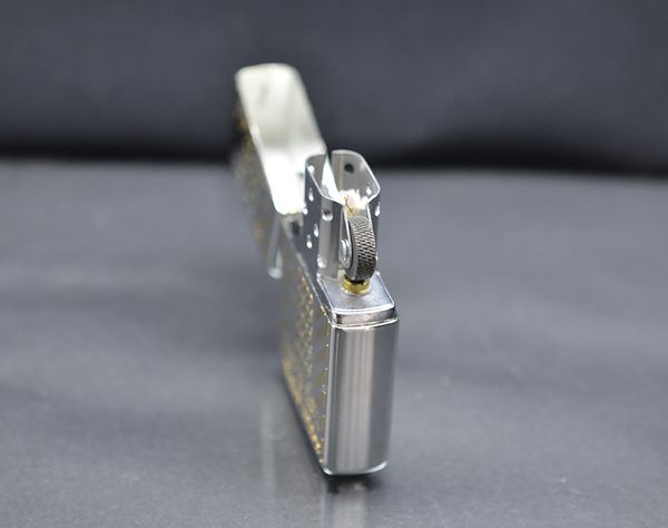 Zippo 1994 mạc bạc hoa văn dát vàng nổi C180