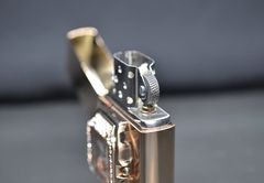 Zippo xuất Nhật gắn mặt đồng hồ cao cấp ZN295