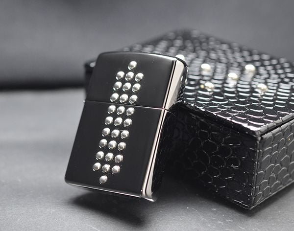 Zippo 2005 gắn bạc khối C84