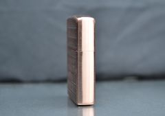 Zippo vàng hồng kẻ vân nổi ZN284