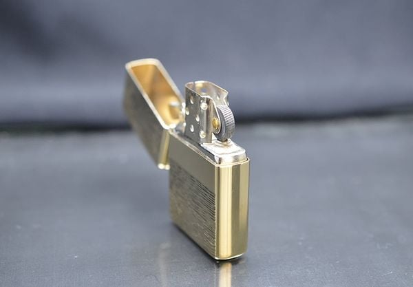 Zippo mạ vàng năm 1976 GOLD PLATE C446
