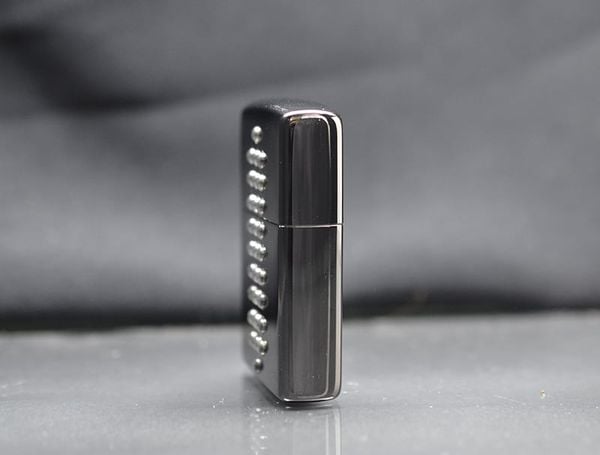 Zippo 2005 gắn bạc khối C84