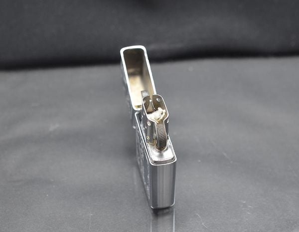 Zippo 1975 hoa văn 2 mặt C21
