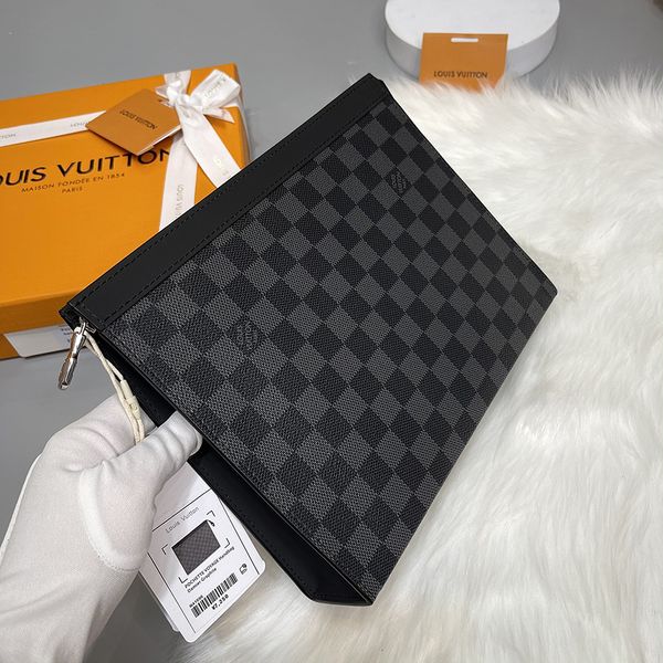 Ví cầm tay nam ô vuông đen LV403