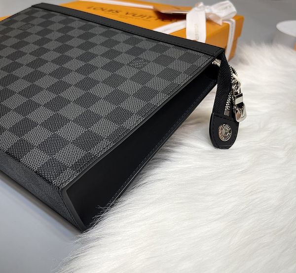 Ví cầm tay nam ô vuông đen LV403