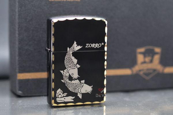 Bật lửa xăng đá Zorro đen bóng viền gõ búa chủ đề cá chép Z91325A