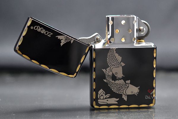 Bật lửa xăng đá Zorro đen bóng viền gõ búa chủ đề cá chép Z91325A