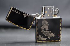 Bật lửa xăng đá Zorro đen bóng viền gõ búa chủ đề cá chép Z91325A