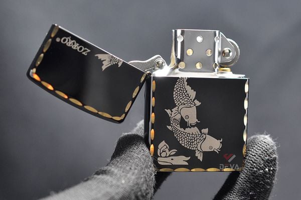 Bật lửa xăng đá Zorro đen bóng viền gõ búa chủ đề cá chép Z91325A