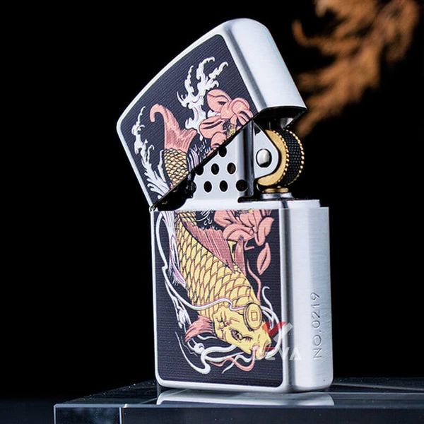 Bật lửa xăng đá Zorro hình cá chép đầm sen bản giới hạn Z2-1117