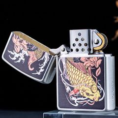 Bật lửa xăng đá Zorro hình cá chép đầm sen bản giới hạn Z2-1117
