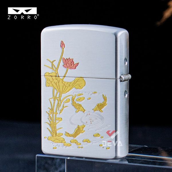 Bật lửa xăng đá Zorro hình cá chép đầm sen bản giới hạn Z2-1117