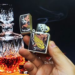 Bật lửa xăng đá Zorro hình cá chép đầm sen bản giới hạn Z2-1117