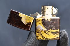 Zippo Sơn Mài Chủ Đề Bức Tranh Sóng Lừng Ở Kanagawa ZN367