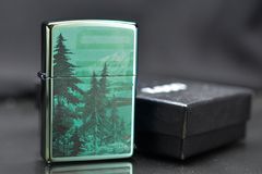 Zippo Mạ Chrome Xanh Bóng In Chủ Đề Thiên Nhiên Hoang Dã Z396