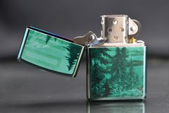 Zippo Mạ Chrome Xanh Bóng In Chủ Đề Thiên Nhiên Hoang Dã Z396