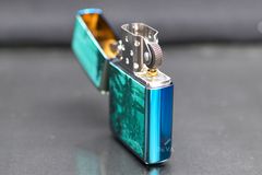 Zippo Mạ Chrome Xanh Bóng In Chủ Đề Thiên Nhiên Hoang Dã Z396