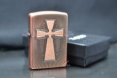 Zippo Armor Đồng Cổ Khắc Sâu Cây Thánh Giá Z377