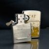 Zippo Armor Khắc Chú Mèo Ngủ Trên Chồng Sách ZN246