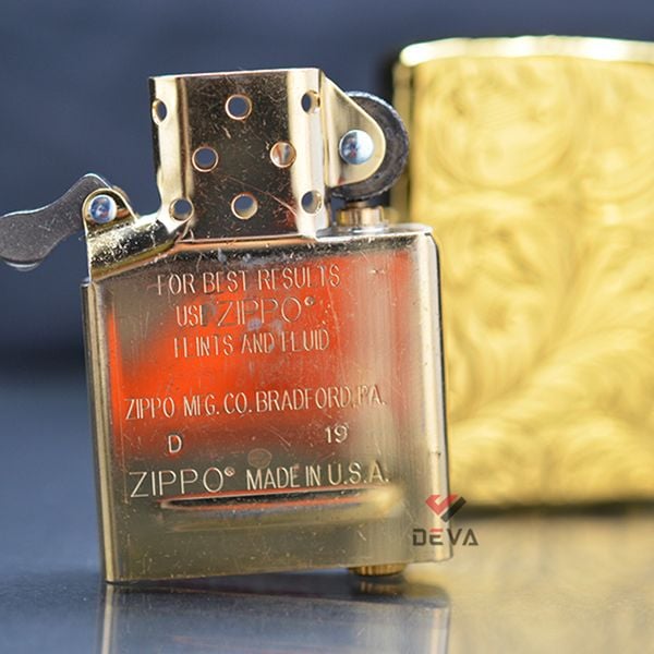 Zippo Armor mạ vàng hoa văn cổ điển ZN317