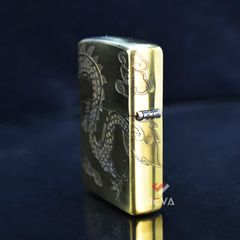 Zippo Khắc Sâu Rồng Vàng Bay Lượn ZN321