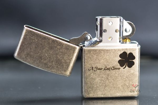 Zippo Bạc Cổ Khắc Cỏ 4 Lá ZK66
