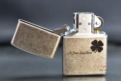 Zippo Bạc Cổ Khắc Cỏ 4 Lá ZK66