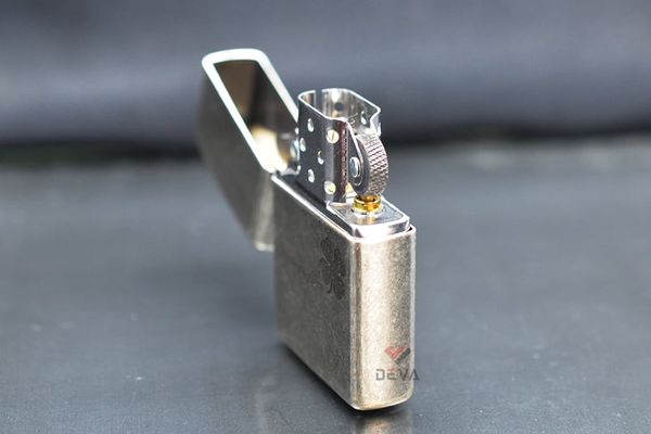 Zippo Bạc Cổ Khắc Cỏ 4 Lá ZK66