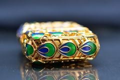 Zippo Bọc Vàng Chủ Đề Khổng Tước Phú Quý ZN359