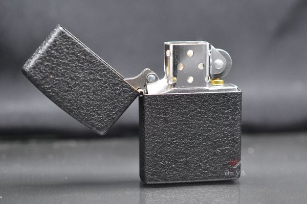 Bật lửa zippo chính hãng sơn mài đen Z01
