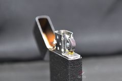 Bật lửa zippo chính hãng sơn mài đen Z01