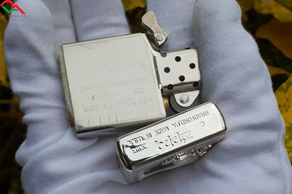 Zippo dán emblem Thạch Sùng  1997 C255