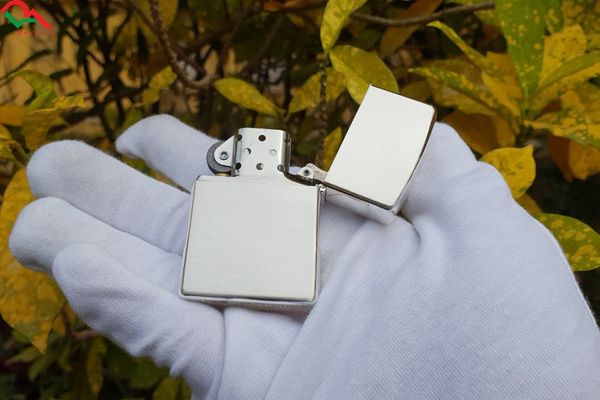 Zippo dán emblem Thạch Sùng  1997 C255