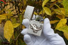 Zippo dán emblem Thạch Sùng  1997 C255