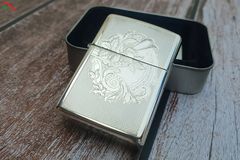 Zippo Đời 1995 Hoa Văn C722