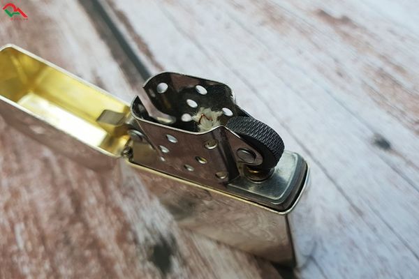 Zippo Đời 1995 Hoa Văn C722