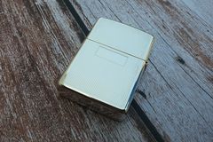 Zippo Đời 1995 Hoa Văn C722