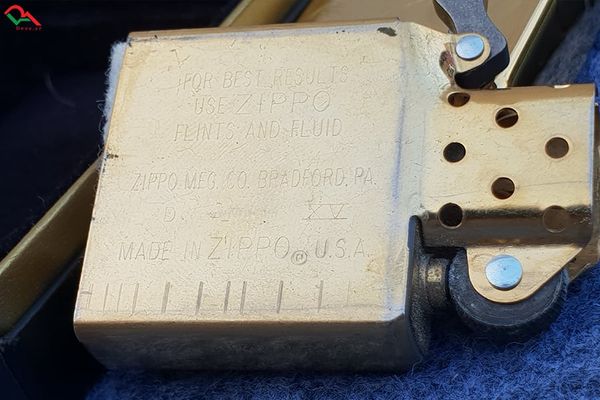 Zippo mạ vàng 1999 Khắc Hoa Văn C371