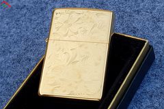 Zippo mạ vàng 1999 Khắc Hoa Văn C371