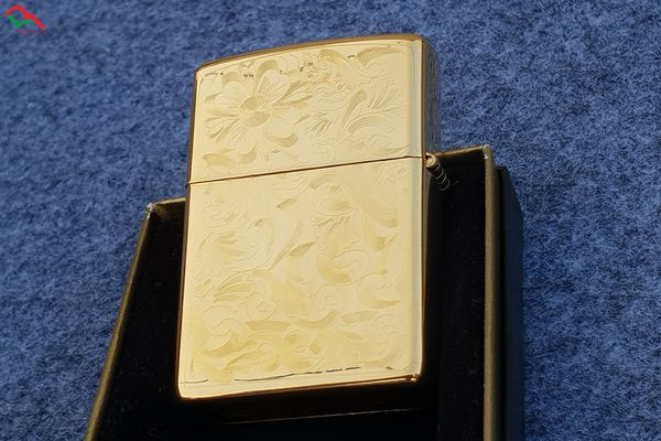 Zippo mạ vàng 1999 Khắc Hoa Văn C371