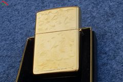 Zippo mạ vàng 1999 Khắc Hoa Văn C371