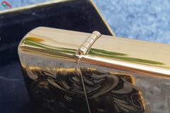 Zippo mạ vàng 1999 Khắc Hoa Văn C371