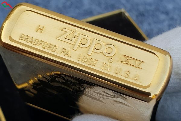 Zippo mạ vàng 1999 Khắc Hoa Văn C371
