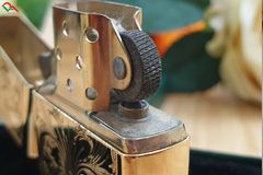Zippo Cổ Mạ Vàng 1992 Hoa Văn C225