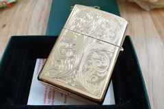 Zippo Cổ Mạ Vàng 1992 Hoa Văn C225