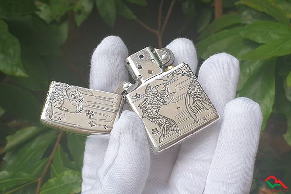 Zippo bạc khắc hình cá chép ZN172